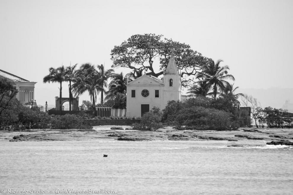Imagem preto e branco da igreja da Ilha de Itaparica.